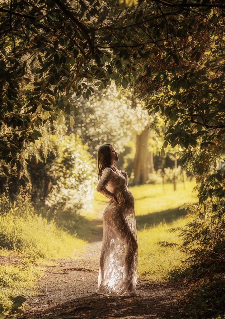 Creative-Pregnancy-Maternity-Outdoors-Photoshoot-Sutton-Surrey-London